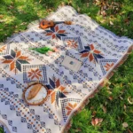 مفرش طاولة وسجاد للتخييم