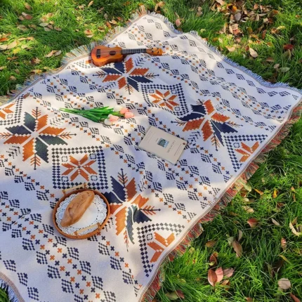 مفرش طاولة وسجاد للتخييم